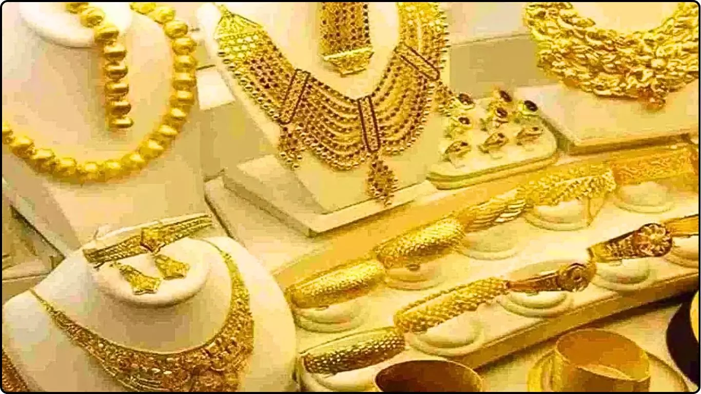 सोने ने मारी छलांग! 1300 रु. की तेजी से चमका बाजार सोने ने मारी छलांग! 1300 रु. की तेजी से चमका बाजार