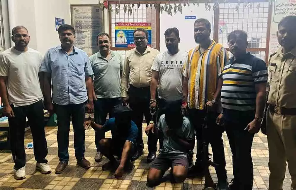 फरार नौसैनिक और उसका भाई तेलंगाना से गिरफ्तार फरार नौसैनिक और उसका भाई तेलंगाना से गिरफ्तार
