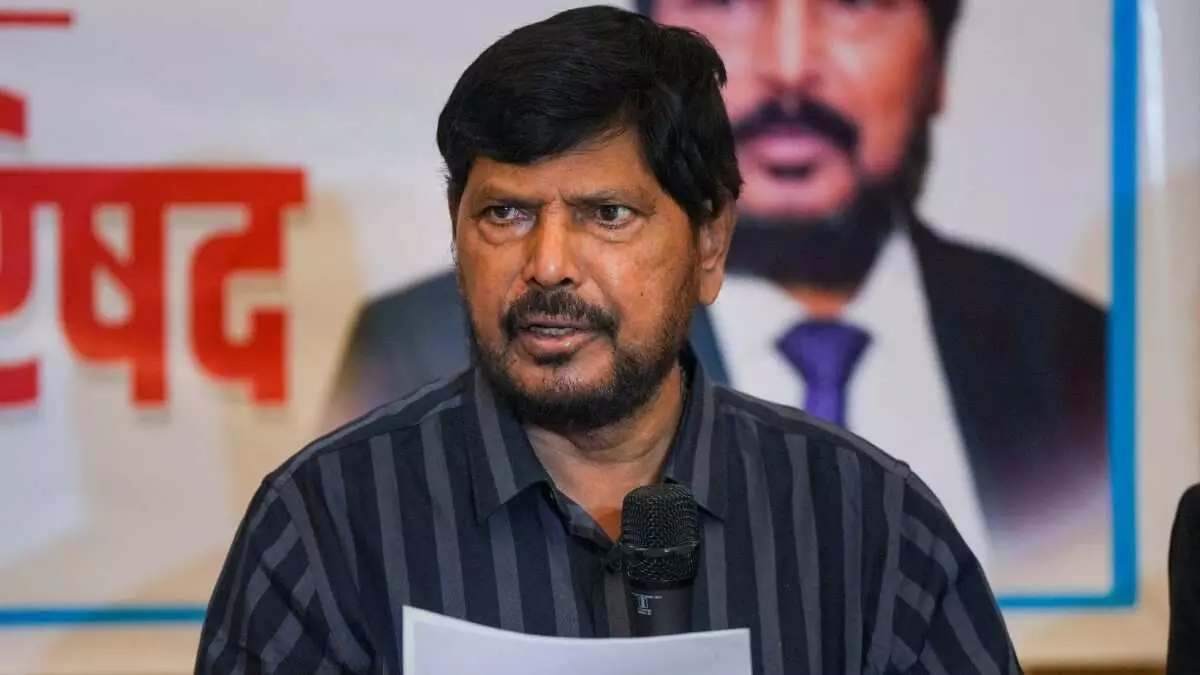 आठवले ने बढ़ाई महायुति की टेंशन, मांगी 24 सीटें और उपमहापौर पद आठवले ने बढ़ाई महायुति की टेंशन, मांगी 24 सीटें और उपमहापौर पद
