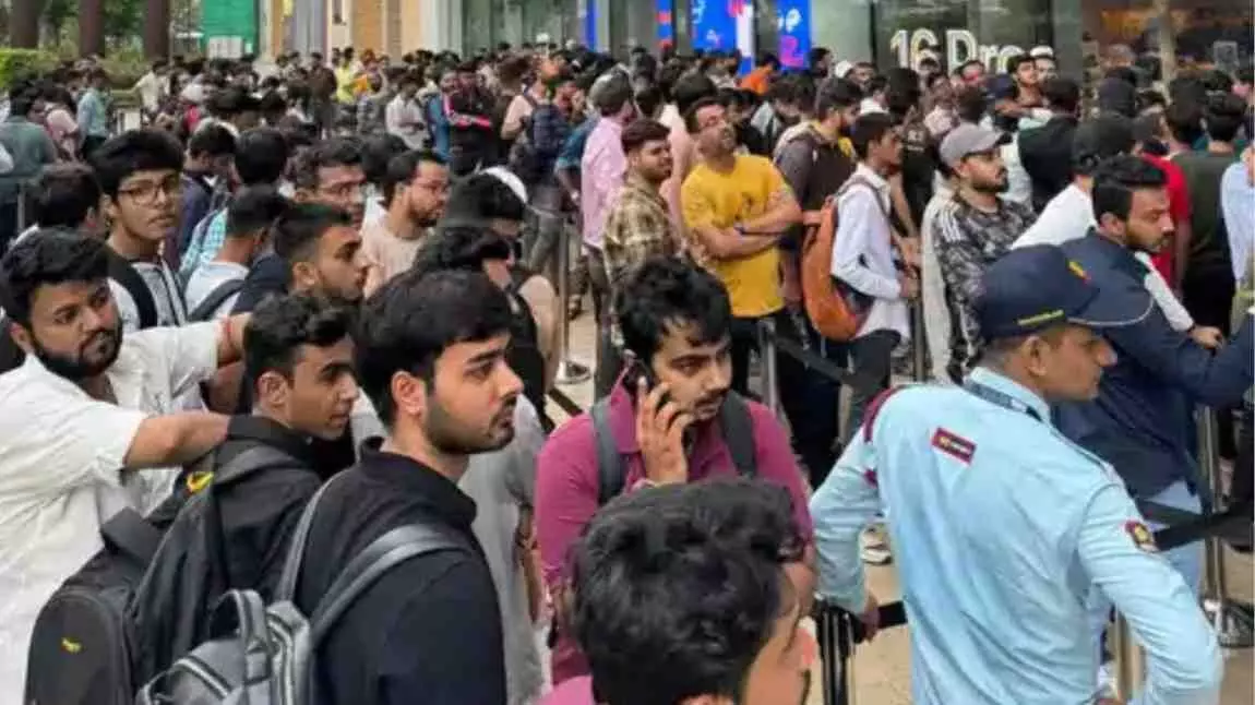 Crowd scuffles at BKC Apple Store in Mumbai Crowd scuffles at BKC Apple Store in Mumbai
