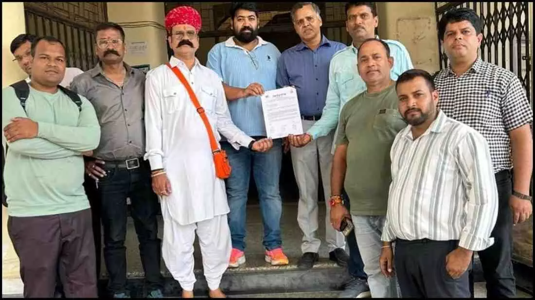होटल लीला पर आरोप, मंदिर परिसर से कब्जा हटाने की मांग होटल लीला पर आरोप, मंदिर परिसर से कब्जा हटाने की मांग