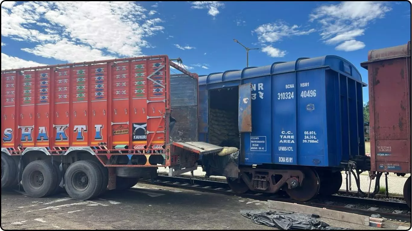 नागालैंड में पहली बार उतरा सीमेंट रेक नागालैंड में पहली बार उतरा सीमेंट रेक