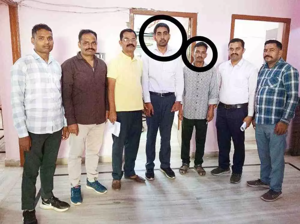 Rural bank manager and broker arrested red-handed while accepting bribe in Dungarpur Rural bank manager and broker arrested red-handed while accepting bribe in Dungarpur