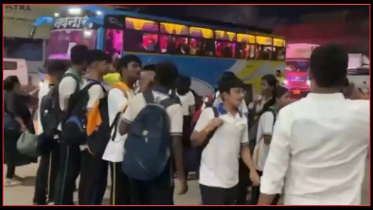 Over 500 students stranded for 12 hours on Mumbai-Ahmedabad highway , मुंबई-अहमदाबाद हाईवे पर वसई के पास भीषण ट्रैफिक जाम में 500 से अधिक छात्र और यात्री 12 घंटे तक फंसे। Over 500 students stranded for 12 hours on Mumbai-Ahmedabad highway , मुंबई-अहमदाबाद हाईवे पर वसई के पास भीषण ट्रैफिक जाम में 500 से अधिक छात्र और यात्री 12 घंटे तक फंसे।