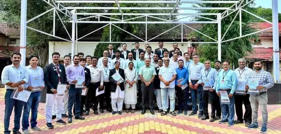 सोलापूर रेल्वे विभाग ने आषाढी वारी २०२५ के सफल आयोजन में उत्कृष्ट कार्य के लिए कर्मचारियों को किया सम्मानित सोलापूर रेल्वे विभाग ने आषाढी वारी २०२५ के सफल आयोजन में उत्कृष्ट कार्य के लिए कर्मचारियों को किया सम्मानित