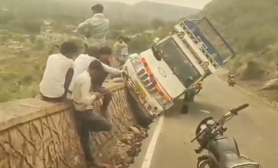 A major accident was averted in the Fatehpur valley