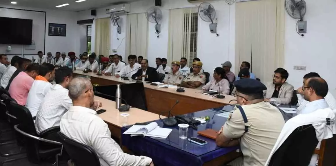 A meeting was held under the chairmanship of the Collector on the issue of installation of statue at Kushalipura Pass Martyrs site.