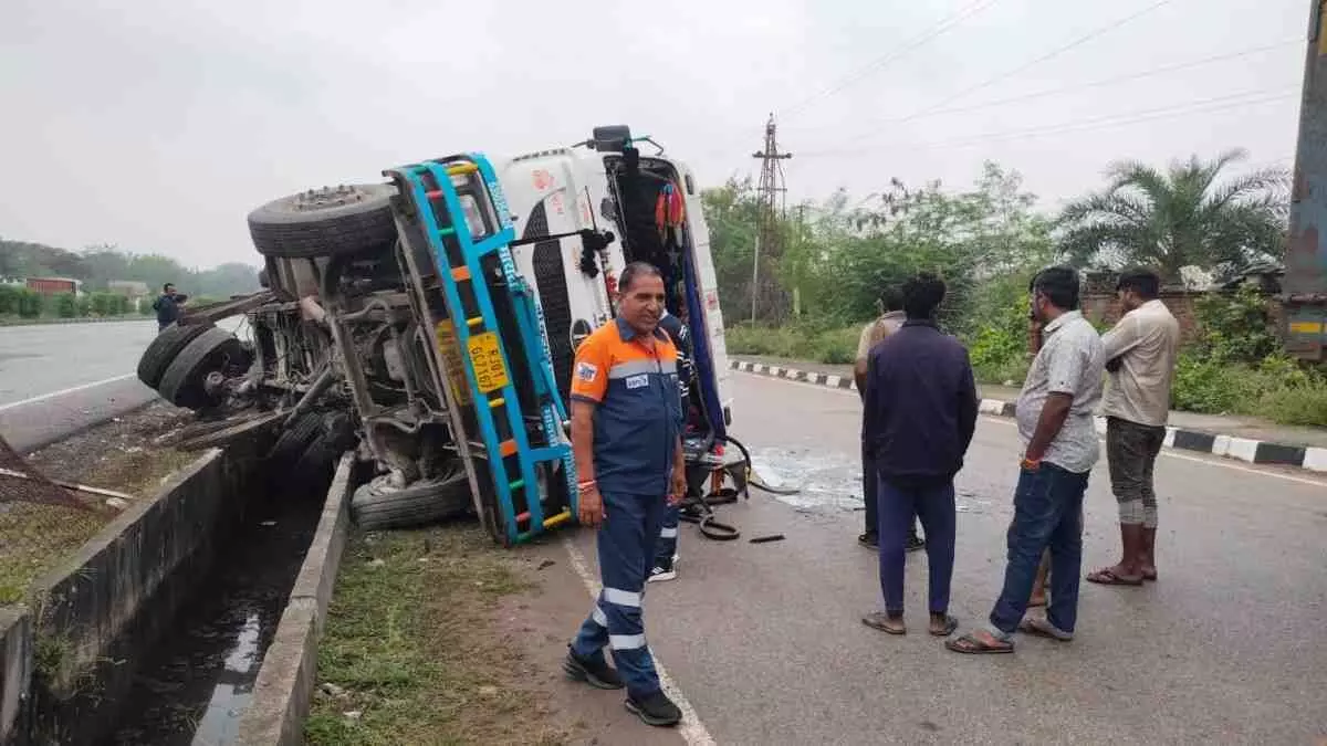 A trailer overturned after a tyre burst on National Highway 48.