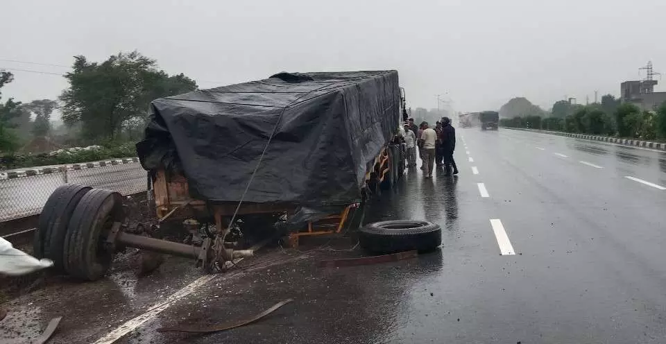 The wheels of a moving trailer came off near Bhamrasiya Valley, a major accident was averted due to the drivers presence of mind. The wheels of a moving trailer came off near Bhamrasiya Valley, a major accident was averted due to the drivers presence of mind.
