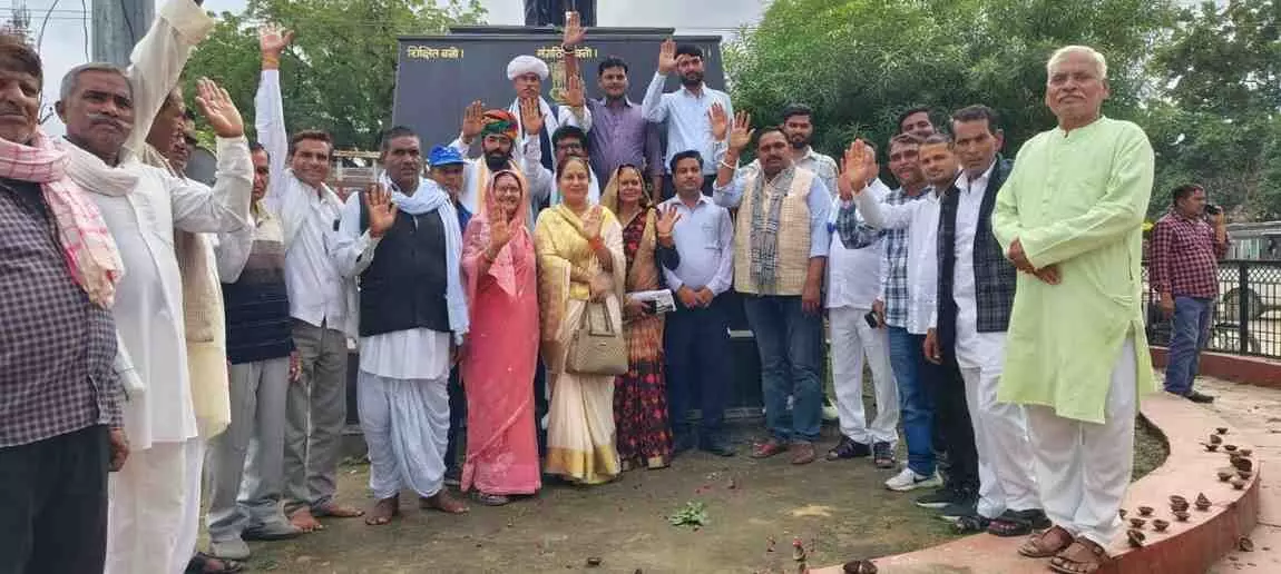 Congress workers organised a tribute ceremony in Sawai Madhopur on the death anniversary of Indira Gandhi and the birth anniversary of Sardar Patel.