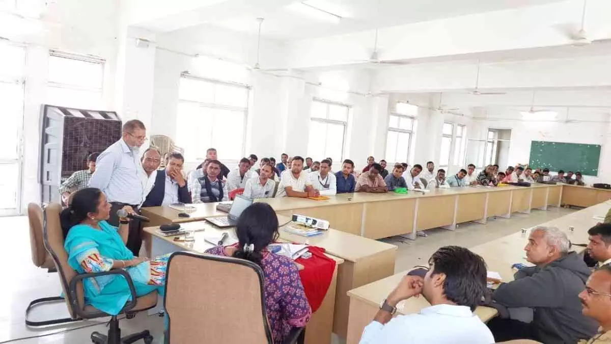 District Election Officer Kalpana Agarwal inspected the BLO training in Tonk, stressed on promptness in the SIR process.