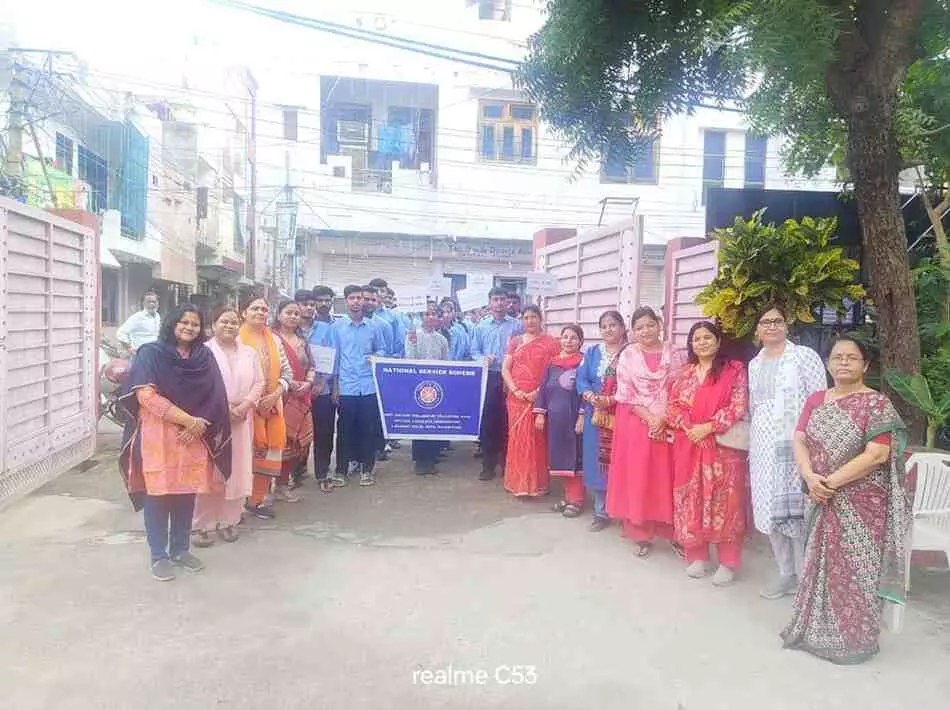 On National Unity Day, students of Aklank College organised a patriotic march.