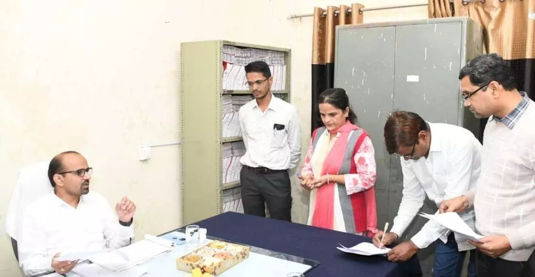 District Collector Kana Ram conducted a surprise inspection of the Sub Registrar Office, Sawai Madhopur and issued instructions on transparency and accountability.