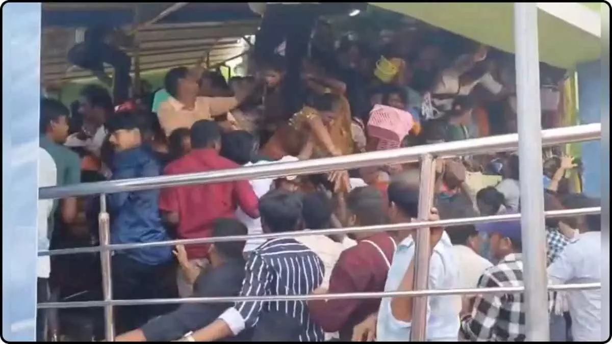 Kashibugga stampede: Devotees die on Ekadashi; CM Naidu expresses grief Kashibugga stampede: Devotees die on Ekadashi; CM Naidu expresses grief