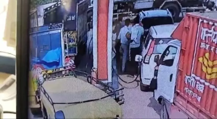 Uproar at Deeg CNG pump: Car owner assaults staff, flees without paying Uproar at Deeg CNG pump: Car owner assaults staff, flees without paying