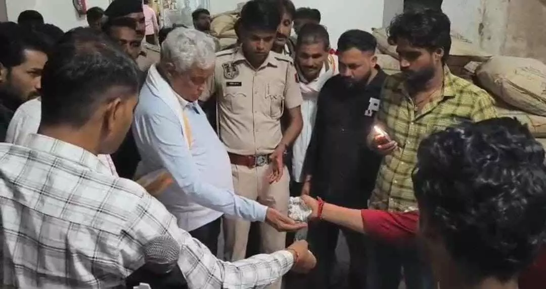 Raid on Dauji Milk Food Factory in Mahua, factory sealed after gross irregularities Raid on Dauji Milk Food Factory in Mahua, factory sealed after gross irregularities