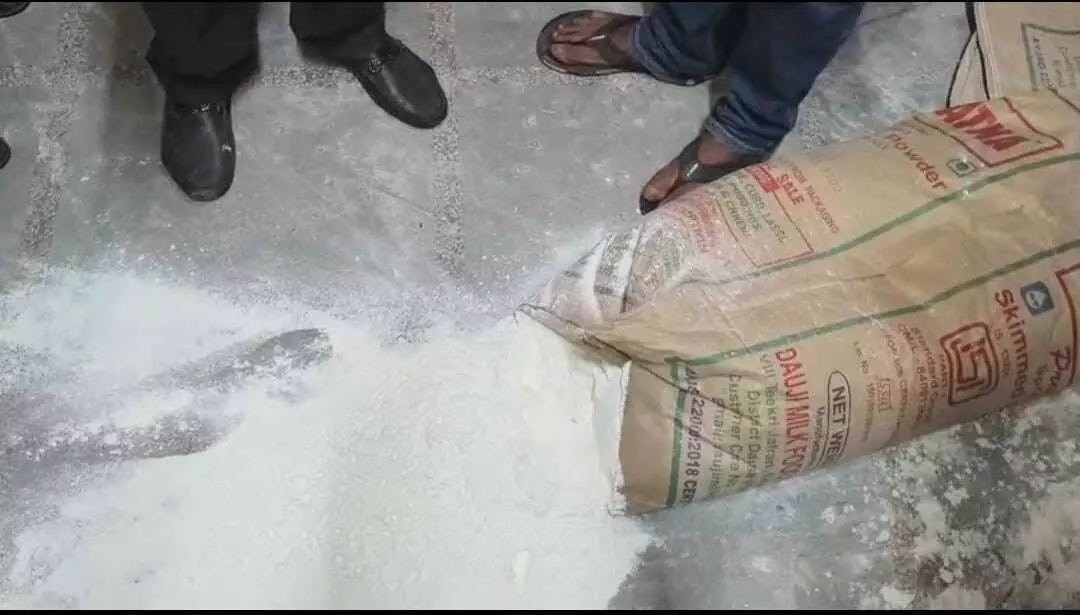 Raid on Dauji Milk Food Factory in Mahua, factory sealed after gross irregularities Raid on Dauji Milk Food Factory in Mahua, factory sealed after gross irregularities