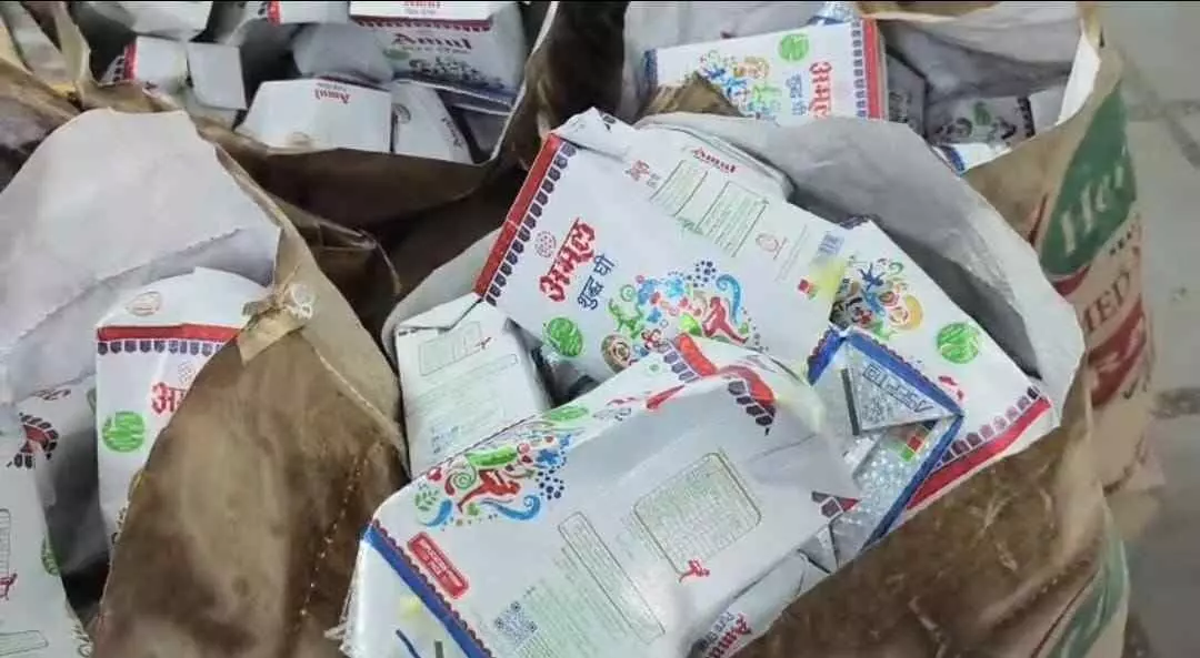 Raid on Dauji Milk Food Factory in Mahua, factory sealed after gross irregularities Raid on Dauji Milk Food Factory in Mahua, factory sealed after gross irregularities