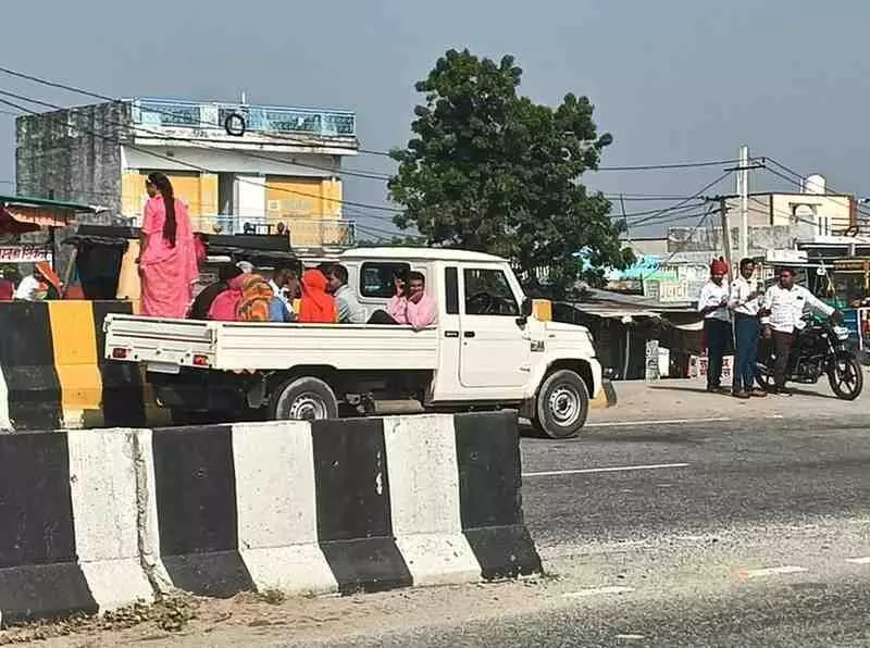 The lack of a bus stand at Saroth Square—commuters from 50 villages face daily inconvenience, increasing the risk of accidents. The lack of a bus stand at Saroth Square—commuters from 50 villages face daily inconvenience, increasing the risk of accidents.