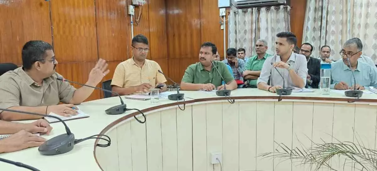 कलेक्ट्रेट सभागार में साप्ताहिक समीक्षा बैठक सम्पन्न: जिला कलेक्टर ने दिए विकास कार्यों को समयबद्ध पूर्ण करने के निर्देश