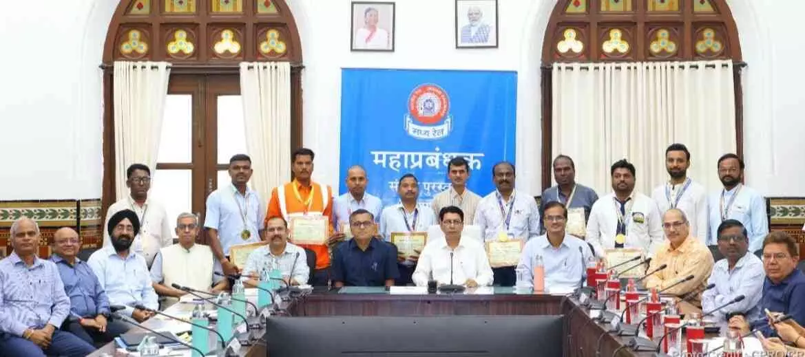 11 Central Railway employees received the General Manager Safety Award; 11 Central Railway employees received the General Manager Safety Award;