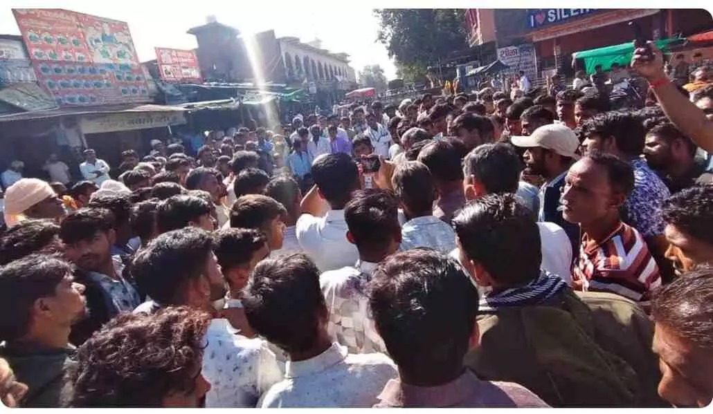 Farmer dies tragically in accident, angry villagers protest with body Farmer dies tragically in accident, angry villagers protest with body