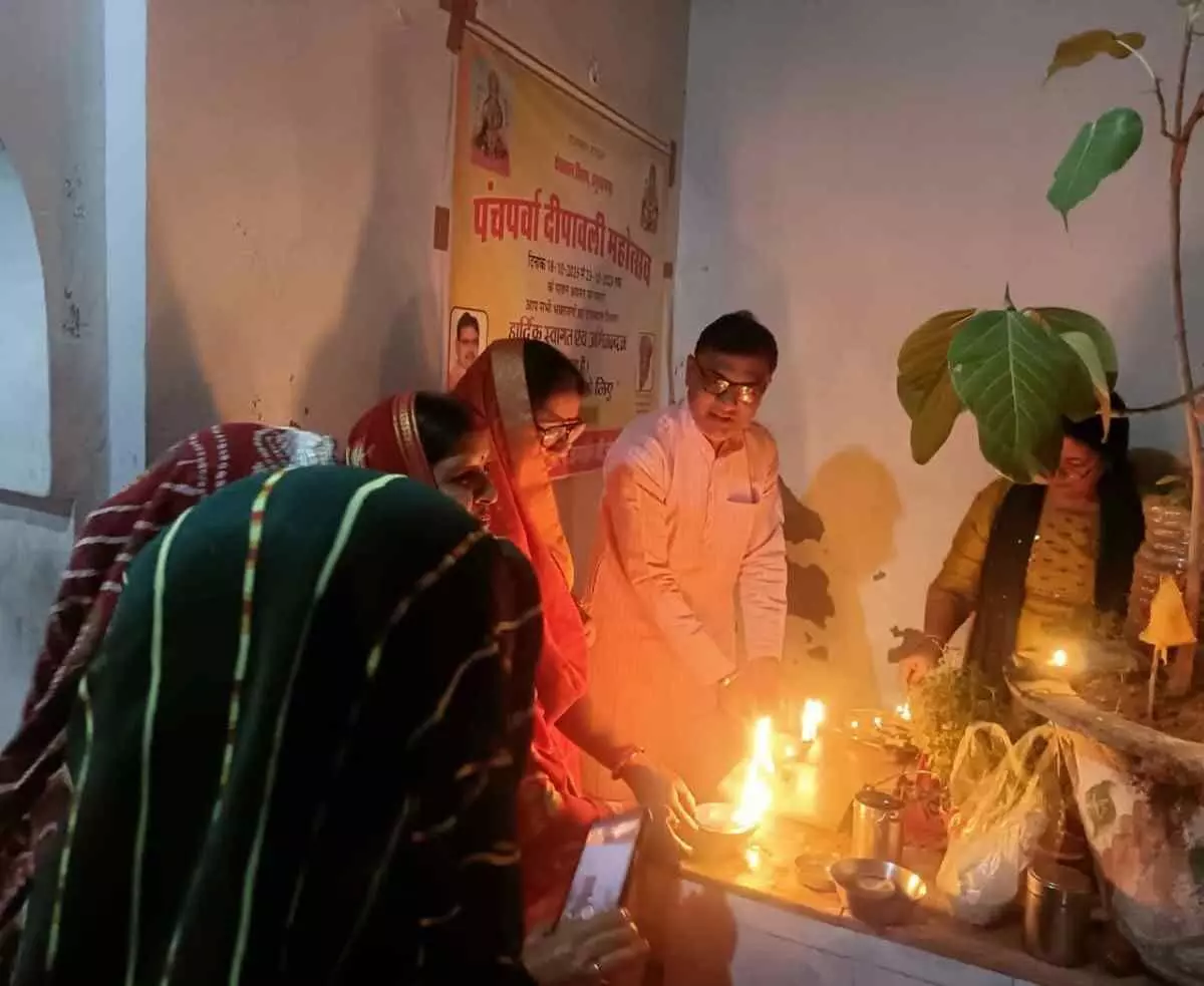 Devotees celebrated the grand festival of Dev Deepawali and Kartik Purnima