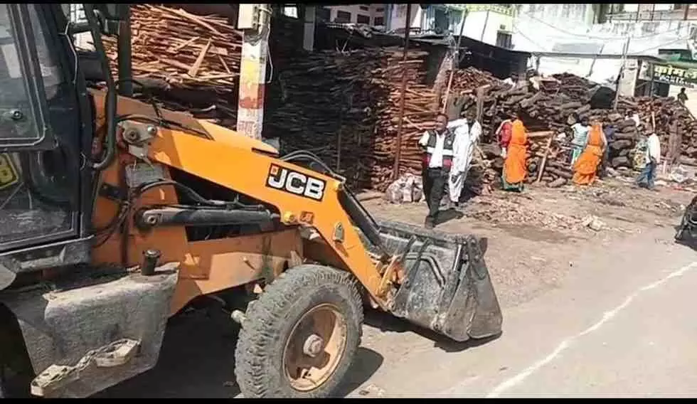 The Municipal Councils yellow paw swept through the city
