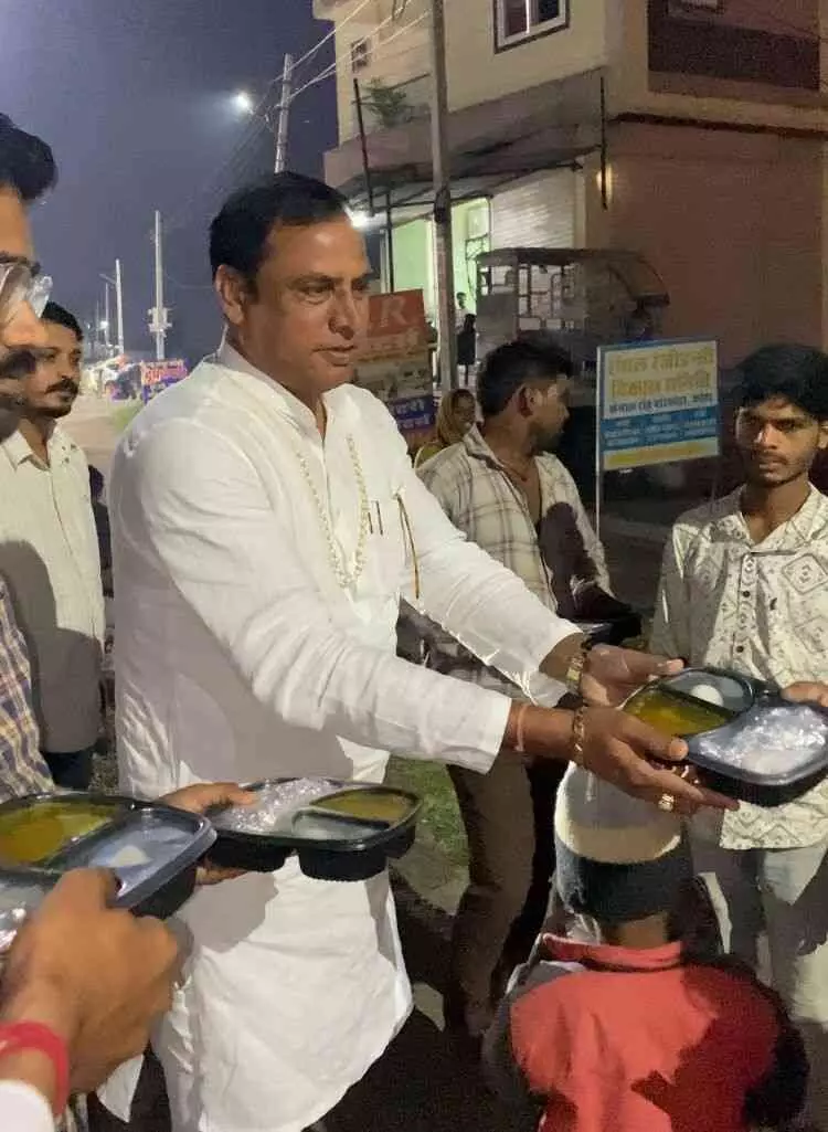 BJP workers distributed food packets