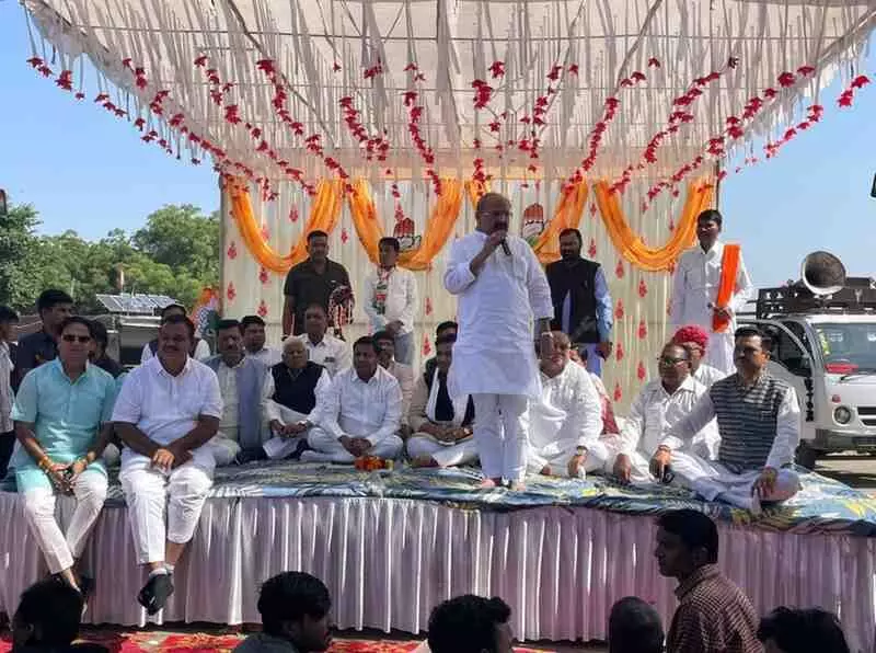 Former Chief Minister Ashok Gehlot and State Congress President Dotasara received a grand welcome in Kota; will conduct a roadshow today to campaign for the Anta by-election. Former Chief Minister Ashok Gehlot and State Congress President Dotasara received a grand welcome in Kota; will conduct a roadshow today to campaign for the Anta by-election.