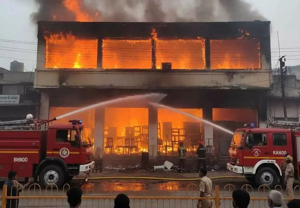 Fierce fire breaks out in furniture showroom