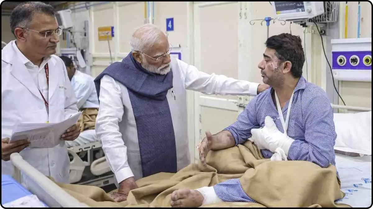 Narendra Modi visits Delhi blast victims; visits hospital after returning from Bhutan Narendra Modi visits Delhi blast victims; visits hospital after returning from Bhutan