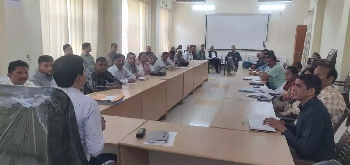 CEO Dausa gave strict orders to the employees CEO Dausa gave strict orders to the employees
