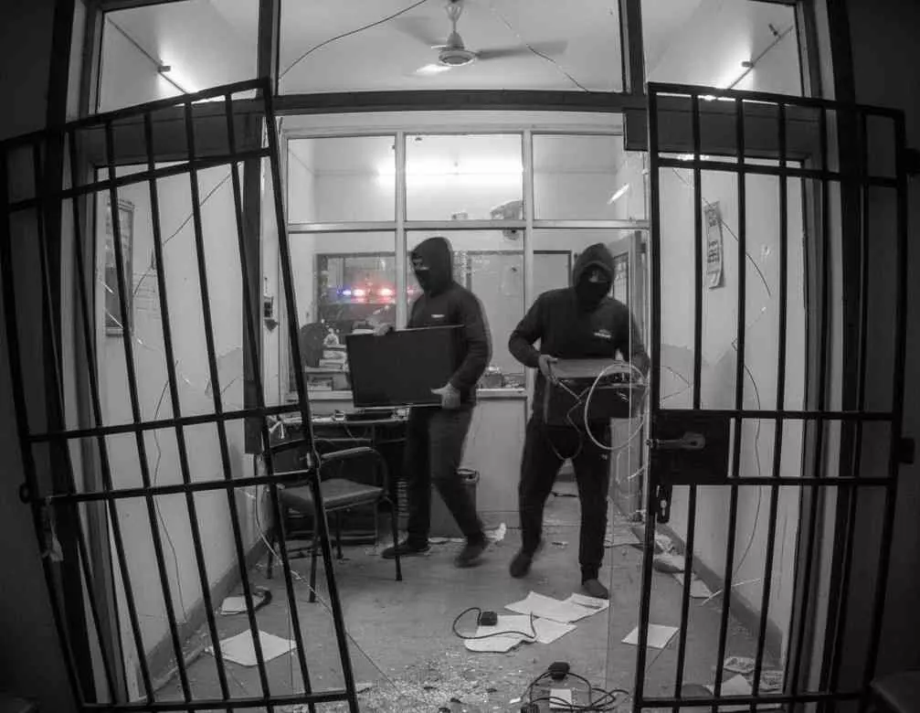 Two LEDs stolen after breaking the lock of the school: Two LEDs stolen after breaking the lock of the school: