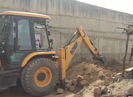 Construction of service roads on both sides of ROB