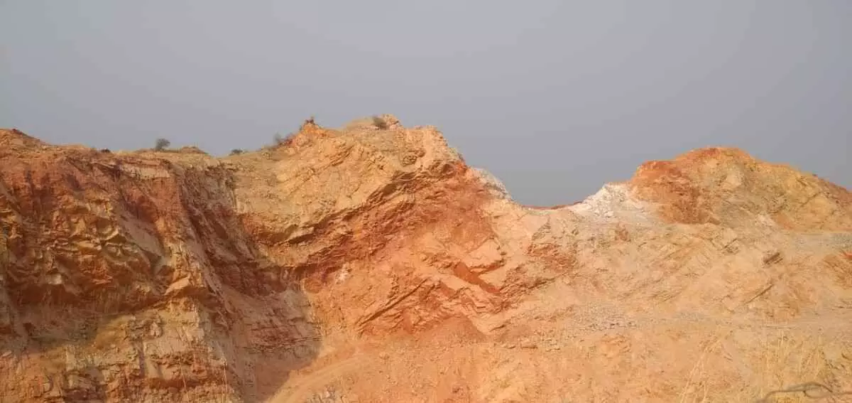 Illegal mining continues in the Bhusavar mountain Illegal mining continues in the Bhusavar mountain