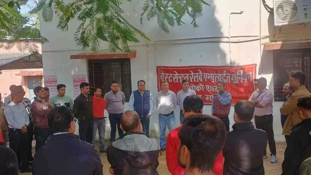 Running staff in Kota staged a protest Running staff in Kota staged a protest