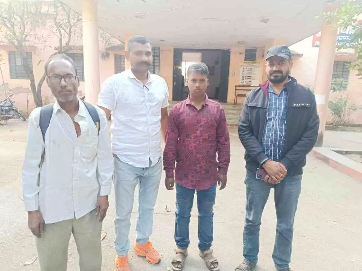 Rahul from Darbhanga reunited with his family. Rahul from Darbhanga reunited with his family.
