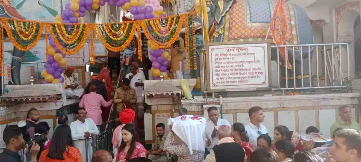 अमावस्या पर चारभुजा जी मंदिर में जुटी श्रद्धालुओं की भारी भीड़, 56 व्यंजनों का भोग अर्पित अमावस्या पर चारभुजा जी मंदिर में जुटी श्रद्धालुओं की भारी भीड़, 56 व्यंजनों का भोग अर्पित