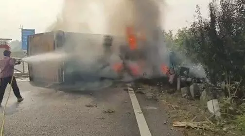 Horrific accident on Delhi-Mumbai Expressway Horrific accident on Delhi-Mumbai Expressway