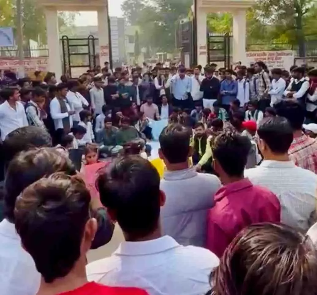 Students of Dausa staged a massive protest Students of Dausa staged a massive protest