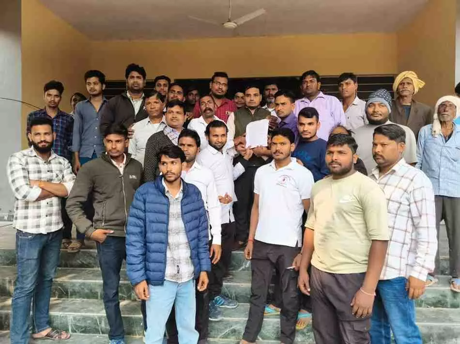 A memorandum was submitted to the Sub-Divisional Officer regarding compassionate appointment in Bhusavar