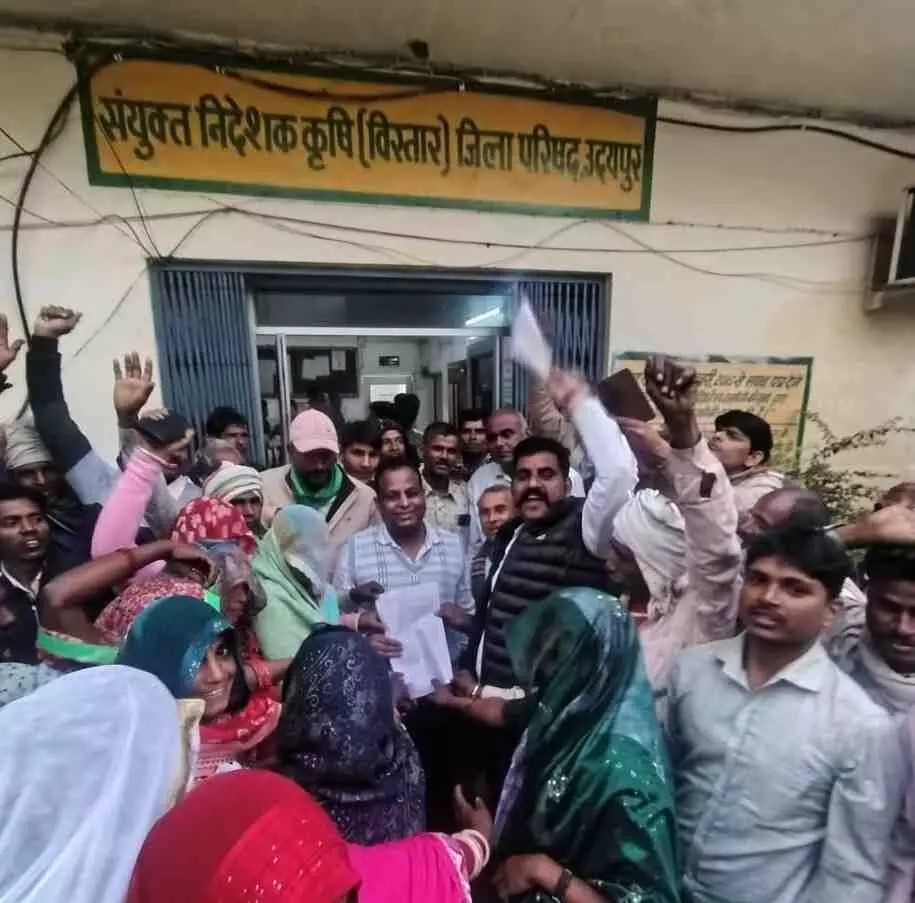 Jhardol farmers stage a massive protest outside the agriculture office Jhardol farmers stage a massive protest outside the agriculture office