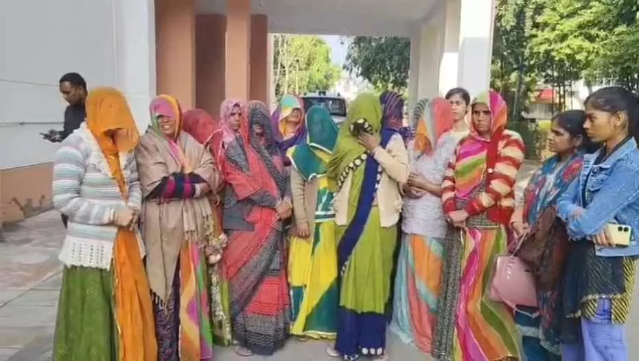करौली जमीनी विवाद के झगड़े में गंभीर घायल, महिलाओं ने एसपी से लगाई न्याय और सुरक्षा की गुहार करौली जमीनी विवाद के झगड़े में गंभीर घायल, महिलाओं ने एसपी से लगाई न्याय और सुरक्षा की गुहार