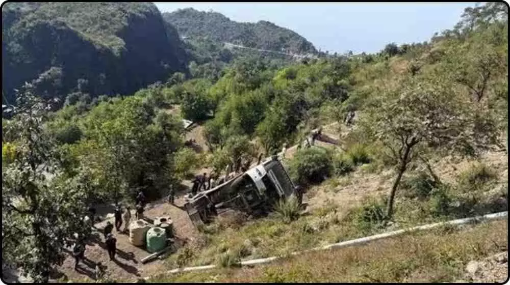 Uttarakhand Tehri bus accident: Bus full of passengers falls into 70 feet deep gorge, injured admitted to hospital Uttarakhand Tehri bus accident: Bus full of passengers falls into 70 feet deep gorge, injured admitted to hospital