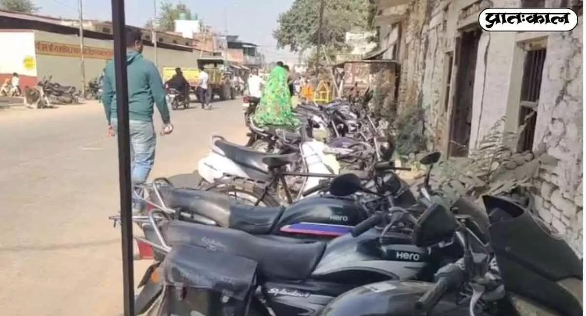 Daily traffic jam due to illegal parking Daily traffic jam due to illegal parking