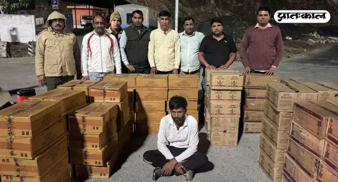 Kheerwada police and DST seize pickup loaded with illicit liquor