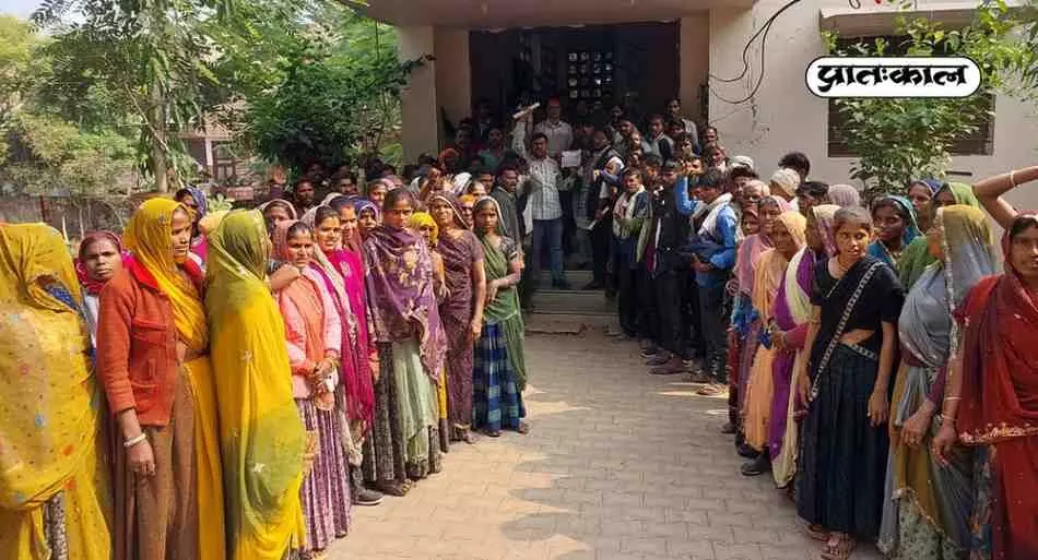 Farmers marched on foot and demonstrated