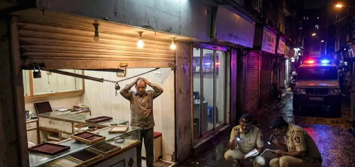 theft at Marudhar Jewellers in Andheri theft at Marudhar Jewellers in Andheri