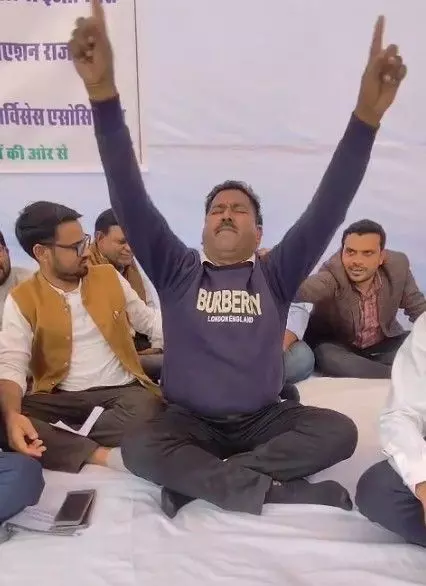 protest in Etawah against assault on engineer, protest in Etawah against assault on engineer,